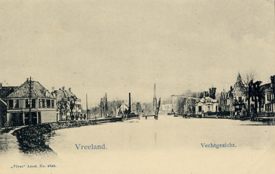 14925 Gezicht op de Vecht in de bebouwde kom te Vreeland uit het zuiden; met links de bebouwing aan Duinkerken, rechts ...